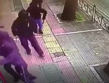 Βίντεο: Έντρομοι οι πολίτες τρέχουν να σωθούν από τα «σκουπίδια με κουκούλα» που ρήμαζαν την Πατησίων